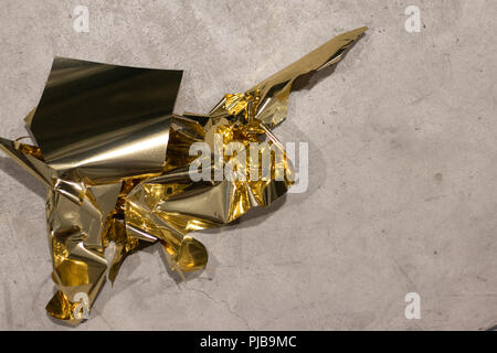 Golden sfridi sul pavimento di tondi per cemento dopo una massiccia sessione di taglio per le decorazioni di Natale. Foto Stock