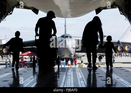 Una famiglia esce un U.S. Air Force C-5 Galaxy visualizzazione statica durante l'Artico Thunder Open House su base comune Elmendorf-Richardson, Alaska, Luglio 1, 2018. Durante la biennale open house, JBER apre le sue porte al pubblico e ospita diversi artisti tra cui gli Stati Uniti Air Force Thunderbirds, JBER forze congiunte di dimostrazione e gli Stati Uniti Air Force F-22 Raptor team di dimostrazione. Foto Stock