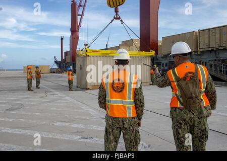 Velisti assegnati a Navy Cargo Handling battaglione (NCHB) 1, det. Guam, sul carico munizioni di lattine per una nave cargo presso la base navale di Guam, 2 luglio 2018. NCHB 1 det. Guam, assegnato al comandante, Task Force 75, è la marina è attivo solo dovere cargo handling battaglione, ed è rapidamente dispiegabile unità operativa della Marina Expeditionary comando di combattimento, in grado di caricare e scaricare le navi e gli aeromobili in tutte le condizioni climatiche e di condizioni di pericolo. Foto Stock