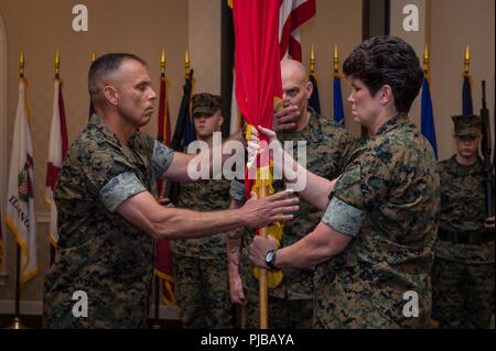 Il Mag. Gen. Loretta Reynolds, off-andando comandante generale, Marine le forze di comando del cyberspazio, passa i colori sul prossimo comandante generale, il Mag. Gen. Matteo Glavy durante un cambio del comando cerimonia al Fort George G. Meade, Maryland, 2 luglio 2018. Durante la cerimonia, Reynolds è stato promosso al tenente generale e assumerà le funzioni di sostituto del Comandante per informazioni, 3 luglio 2018. Foto Stock