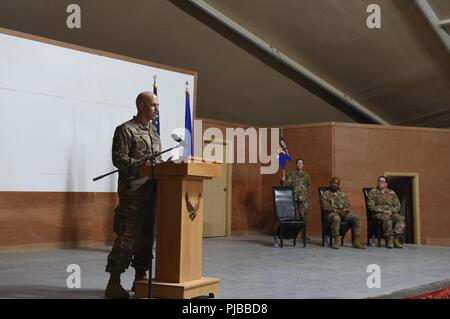 Col. Scott Gibson, 407 Aria Gruppo Expeditionary commander e presiedere officer, dà le osservazioni di apertura durante un cambiamento di cerimonia di comando in una località segreta nel sud-ovest Asia Luglio 1, 2018. Durante la cerimonia, Lt. Col. Charlie Grover rinunciato il comando delle 407 comunicazioni Expeditionary Squadron per il Mag. Maria Kuconis. Foto Stock