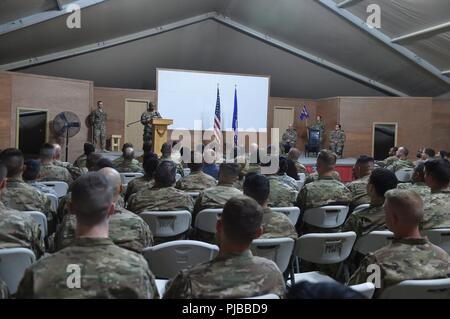 Lt. Col. Charlie Grover, 407 comunicazioni Expeditionary Squadron comandante uscente, fornisce un paio di parole di separazione durante il suo cambiamento di cerimonia di comando in una località segreta nel sud-ovest Asia Luglio 1, 2018. Grover rinunciato il comando dello squadrone per il Mag. Maria Kuconis. Foto Stock