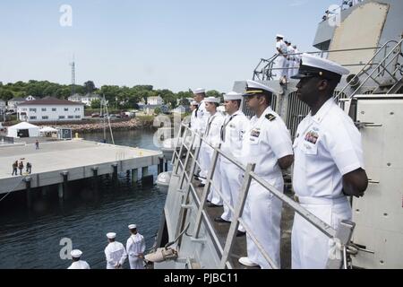 Maine (Luglio 2, 2018) marinai uomo i binari del foc'sle del Arleigh Burke class guidato-missile destroyer USS McFaul (DDG 74) durante un mare e evoluzione di ancoraggio. McFaul sta attualmente conducendo un porto di scalo in Eastport, Maine, per partecipare al 4 luglio celebrazione. Foto Stock