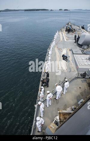 Maine (Luglio 2, 2018) marinai uomo i binari del foc'sle del Arleigh Burke class missile destroyer USS McFaul (DDG 74) durante un mare e evoluzione di ancoraggio. McFaul sta attualmente conducendo un porto di scalo in Eastport, Maine, per partecipare al 4 luglio celebrazione. Foto Stock