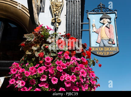 Il diacono Brodie's pub segno e appeso cesto fiorito su Edinburgh Royal Mile in Scozia, Regno Unito Foto Stock