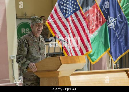 KABUL, Afghanistan (Luglio 4, 2018) - USA Esercito gen. John Nicholson, commander, risoluto sostegno e U.S. Forze - Afghanistan offre commento durante un giorno di indipendenza cerimonia al sostegno deciso in sede di Kabul, Afghanistan, 4 luglio 2018. Giorno di indipendenza, noto anche come "luglio quarta' e il 'quarta di luglio", è una vacanza che commemora l'adozione della dichiarazione di indipendenza il 4 luglio 1776. (Sostegno deciso Foto Stock