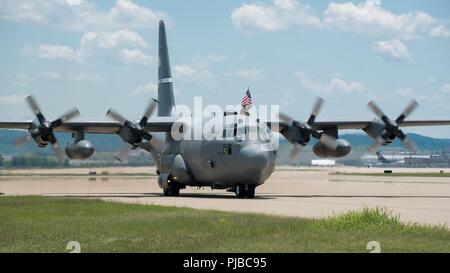 Membri del Kentucky Air National Guard's 123Airlift Wing ritorno alla loro casa base a Louisville, KY., 4 luglio 2018, dopo aver completato un periodo di quattro mesi di distribuzione per la zona del Golfo Persico a sostegno di funzionamento inerenti a risolvere. Il aviatori, che è arrivato a bordo del Kentucky Air Guard C-130 Hercules aeromobili, azionato da un riservate air base mentre truppe volanti e del carico attraverso gli Stati Uniti Comando centrale area di responsabilità. Foto Stock