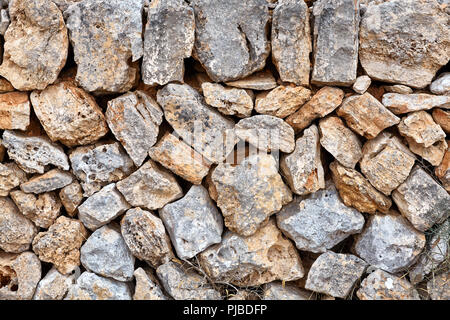 Il vecchio muro fatto di lava vulcanica ruvide rocce, sfondo naturale o texture. Foto Stock