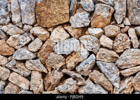 Il vecchio muro fatto di lava vulcanica ruvide rocce, sfondo naturale o texture. Foto Stock
