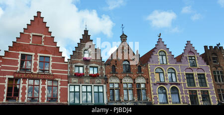 Bruges, Belgio - 25 agosto 2018: Grote Markt Square nella città medievale Brugge, Fiandre, in Belgio. Foto Stock