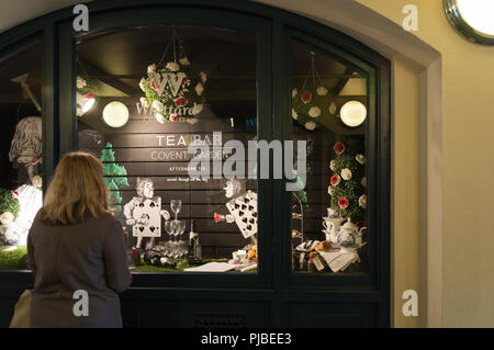 Donna che guarda la finestra di visualizzazione a Whittard tea shop in Covent Garden di Londra, Inghilterra, Regno Unito Foto Stock