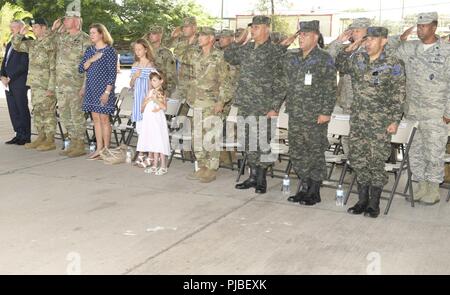 Esercito attività di supporto ha tenuto la sua variazione annua del comando cerimonia dove Col. Megan Gumpf rinunciato il comando al colonnello Michael Coleman a Soto Cano Air Base, Honduras, 10 luglio 2018. La cerimonia è stata presieduta dal sig. Davis Tindoll, installazione comando gestione direttore, che è stato affiancato da Joint Task Force-Bravo leadership, nonché di personale militare e civile assegnato al di soto Cano Air Base, che hanno testimoniato il passaggio dei colori da Col. Per Gumpf Col. Coleman. Foto Stock