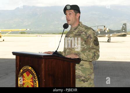 Stati Uniti Esercito Col. Michael Coleman, Esercito attività di supporto commander, saluta il suo nuovo team durante l'ASA modifica del comando cerimonia al di soto Cano Air Base, Honduras, 10 luglio 2018. La cerimonia è stata presieduta dal sig. Davis Tindoll, installazione comando gestione direttore, che è stato affiancato da Joint Task Force-Bravo leadership, nonché di personale militare e civile assegnato al di soto Cano Air Base, che hanno testimoniato il passaggio dei colori da Col. Per Gumpf Col. Coleman. Foto Stock