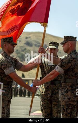 Stati Uniti Marine Corps Col. Ricardo Miagany, a sinistra, l'entrata ufficiale in comando con xi reggimento Marini, 1° Divisione Marine, riceve il comando dal Col. Walker Field, destra offgoing comandante, al Marine Corps base Camp Pendleton, California, 11 luglio, 2018. La cerimonia segna il cambiamento di leadership e di una continuazione dell'unità di preparazione costante per la protezione della nazione. Foto Stock