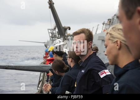 Oceano Pacifico (11 luglio 2018) Sub-tenente Jamie Hayhurst della Royal Navy si riserva, osserva una visita, scheda, ricerca e sequestro esercizio a bordo guidato-missile destroyer USS Preble (DDG 88) durante il cerchio del Pacifico (RIMPAC) 2018. Venticinque nazioni, 46 navi, cinque sommergibili, circa 200 aerei e 25.000 personale partecipano RIMPAC dal 27 giugno al 2 agosto in e intorno alle Isole Hawaii e la California del Sud. Il più grande del mondo marittimo internazionale esercitazione RIMPAC offre una singolare opportunità di formazione promuovendo e sostenendo le relazioni cooperative tra le p Foto Stock