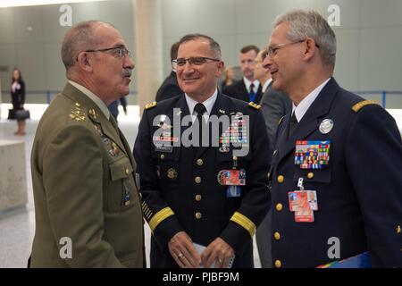 Curtis generale M. Scaparrotti, il Comandante supremo alleato in Europa, si riunisce con il generale Fernando Alejandre, Spagnolo Capo della difesa e il generale Denis Mercier, Comandante supremo alleato per la trasformazione, durante il Vertice di Bruxelles al quartier generale della NATO a Bruxelles, Belgio, 11 luglio, 2018. Scaparrotti generale hanno partecipato al Vertice di Bruxelles a fornire orientamento militare al Consiglio Atlantico e a soddisfare con militare e di leadership politica da tutta l'Alleanza. (NATO Foto Stock