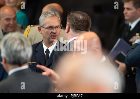 Denis generale Mercier, Comandante supremo alleato per la trasformazione, le chat con i leader politici e militari durante il Vertice di Bruxelles al quartier generale della NATO a Bruxelles, Belgio, 11 luglio, 2018. Generale Mercier ha partecipato al Vertice di Bruxelles a fornire orientamento militare al Consiglio Nord Atlantico ed in grado di soddisfare con militare e di leadership politica da tutta l'Alleanza. (NATO Foto Stock