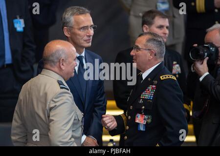 Curtis generale M. Scaparrotti, il Comandante supremo alleato in Europa, chat con Jens Stoltenberg, il Segretario generale della NATO e AIR CHIEF MARSHAL Sir Stuart Peach, Presidente della NATO Comitato militare, durante il Vertice di Bruxelles al quartier generale della NATO a Bruxelles, Belgio, 11 luglio, 2018. Scaparrotti generale hanno partecipato al Vertice di Bruxelles a fornire orientamento militare al Consiglio Nord Atlantico ed in grado di soddisfare con militare e di leadership politica da tutta l'Alleanza. (NATO Foto Stock