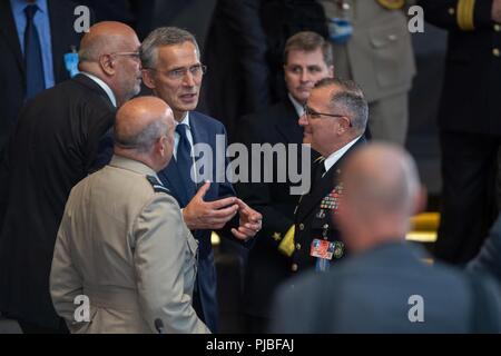 Curtis generale M. Scaparrotti, il Comandante supremo alleato in Europa, chat con Jens Stoltenberg, il Segretario generale della NATO e AIR CHIEF MARSHAL Sir Stuart Peach, Presidente della NATO Comitato militare, durante il Vertice di Bruxelles al quartier generale della NATO a Bruxelles, Belgio, 11 luglio, 2018. Scaparrotti generale hanno partecipato al Vertice di Bruxelles a fornire orientamento militare al Consiglio Nord Atlantico ed in grado di soddisfare con militare e di leadership politica da tutta l'Alleanza. (NATO Foto Stock