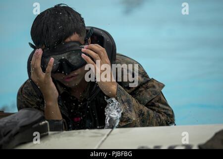 Lancia Cpl. Giacobbe Lopez, da Dallas, rimuove i suoi occhiali protettivi dopo un 2000-metro nuotare durante lo scout nuotatori corso Luglio 12, 2018 al Camp Hansen Aquatics Centre, Okinawa, in Giappone. La scout nuotatori corso fornisce la Marine Corps con capacità anfibie mentre l'insegnamento Marines di diventare abili a lunga distanza di nuoto. Lopez è attaccato a operazioni Expeditionary Gruppo di addestramento, III Marine forza expeditionary Informazioni Gruppo. Foto Stock