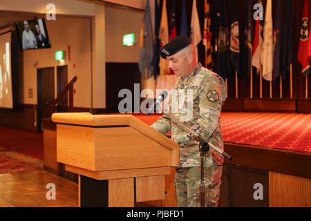 Il comando Sgt. Il Mag. Sarà Holland, in uscita il comando sergente maggiore per gli Stati Uniti Presidio militare del Giappone, grazie ai membri della Comunità per il loro sostegno durante l'Olanda di rinuncia di responsabilità cerimonia Luglio 11, 2018 a Camp Zama la comunità Club. Foto Stock