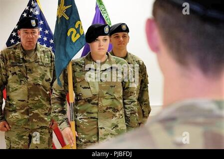 (Da sinistra a destra) Sgt. Christopher D. Stelter, SPC. Megan W. Williams e PFC. Massimiliano F. Huth del 221st Affari pubblici distacco, 361 gli affari civili brigata, settima missione comando supporto stand in onore durante l'unità di cambiamento del comando cerimonia di premiazione che si terrà a Daenner Kaserne su luglio 8, 2018 Foto Stock