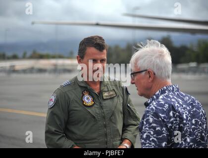BASE COMUNE DI PEARL HARBOR-HICKAM, Hawaii (Luglio 11, 2018) - Tim Groser, Nuova Zelanda ambasciatore presso gli Stati Uniti, parla con il gruppo Capt. Darren Goldie, vice comandante Task Force 172, prima di un tour di un P-8A Poseidon su base comune perla Harbor-Hickam durante il cerchio del Pacifico (RIMPAC) Esercizio, 11 luglio. Venticinque nazioni, 49 navi, sei sommergibili, circa 200 aerei, e 25.000 personale partecipano RIMPAC dal 27 giugno al 2 agosto in e intorno alle Isole Hawaii e la California del Sud. Il più grande del mondo marittimo internazionale esercitazione RIMPAC fornisce un unico opportu formazione Foto Stock