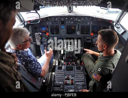 BASE COMUNE DI PEARL HARBOR-HICKAM, Hawaii (Luglio 11, 2018) - Nuova Zelanda ambasciatore presso gli Stati Uniti, Tim Groser tours un P-8A Poseidon su base comune perla Harbor-Hickam durante il cerchio del Pacifico (RIMPAC) Esercizio, luglio11. Venticinque nazioni, 49 navi, sei sommergibili, circa 200 aerei, e 25.000 personale partecipano RIMPAC dal 27 giugno al 2 agosto in e intorno alle Isole Hawaii e la California del Sud. Il più grande del mondo marittimo internazionale esercitazione RIMPAC offre una singolare opportunità di formazione promuovendo e sostenendo le relazioni cooperative tra i partecipanti cr Foto Stock