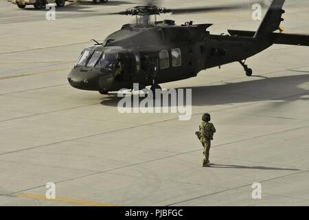 (Bagram Airfield) U.S. Soldato dell'esercito aria membro di un equipaggio addetto alla Task Force ombra cammina verso un UH-60 Blackhawk elicottero prima di togliere il 3 luglio. Foto Stock