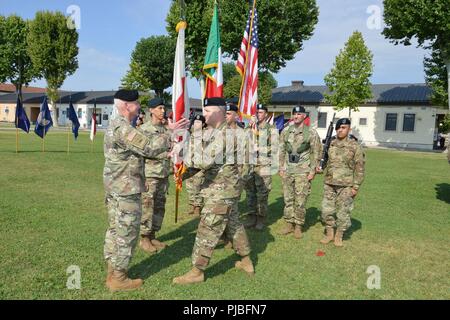 Lt. Col. Brett M. Medlin, in uscita comandante del battaglione, sede e Sede battaglione, U.S. Army Africa (a destra), passa i colori a Briga. Gen. Eugene J. Il LeBoeuf, U.S. Army Africa agendo comandante generale, durante la modifica del comando cerimonia alla Caserma Ederle a Vicenza, Italia, Luglio 12, 2018. Foto Stock