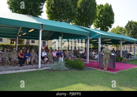 Stati Uniti Esercito Lt. Col. Brett M. Medlin, in uscita comandante del battaglione, sede e Sede battaglione, U.S. Army Africa, dà un discorso durante la modifica del comando cerimonia alla Caserma Ederle a Vicenza, Italia, Luglio 12, 2018. Foto Stock