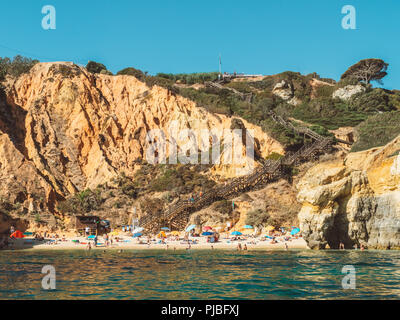 I turisti al Divertimento in acqua, rilassarsi e prendere il sole sulla spiaggia Praia do Camilo (Camel Beach) a Lagos in Algarve, PORTOGALLO Foto Stock