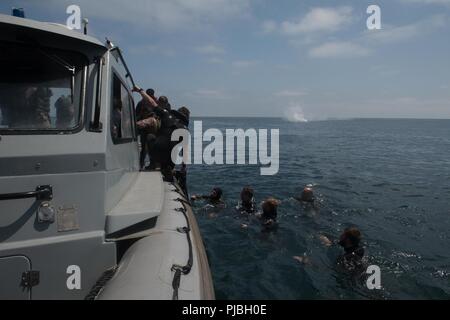 Oceano Pacifico (12 luglio 2018) velisti assegnati per il dock anfibio sbarco nave USS harpers Ferry (LSD 49), pick up subacquei utilizzando una struttura rigida dello scafo di imbarcazione gonfiabile dopo una operazione di pouncer durante il cerchio del Pacifico (RIMPAC) esercizio. Venticinque nazioni, 46 navi, cinque sommergibili, circa 200 aerei e 25.000 personale partecipano RIMPAC dal 27 giugno al 2 agosto in e intorno alle Isole Hawaii e la California del Sud. Il più grande del mondo marittimo internazionale esercitazione RIMPAC, offre una singolare opportunità di formazione promuovendo e sostenendo le relazioni cooperative tra partec Foto Stock