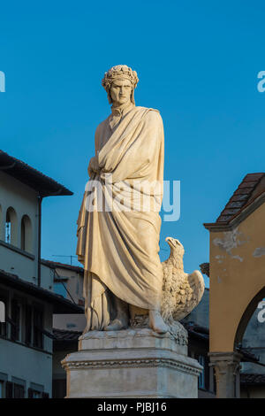 Statua di Dante Alighieri nei pressi della Basilica di Santa Croce - di Firenze. Italia Foto Stock