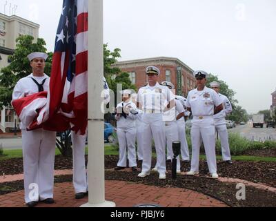 GETTYSBURG, Pa. (Luglio 5, 2018) velisti assegnati alle visite-missili cruiser USS Gettysburg (CG 64) condotta colori mattina presso la piazza della città di Gettysburg, Pa. La nave è in visita a Gettysburg per celebrare il 155annuale di battaglia di Gettysburg rievocazione storica. Foto Stock