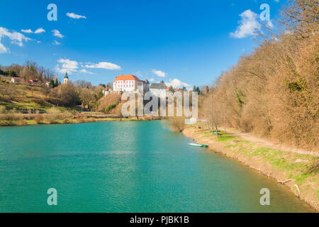 Il castello di Ozalj sopra il fiume Kupa, paesaggio di campagna, Croazia Foto Stock