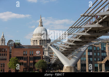 Il Millennium Bridge e la Cattedrale di St Paul, Londra UK Foto Stock