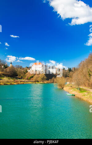 Il castello di Ozalj sopra il fiume Kupa, paesaggio di campagna, Croazia Foto Stock