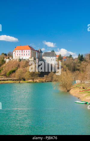 Il castello di Ozalj sopra il fiume Kupa, paesaggio di campagna, Croazia Foto Stock