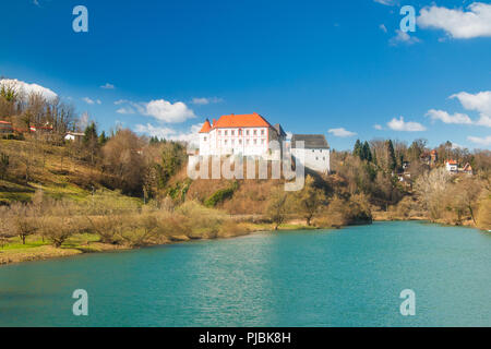 Il castello di Ozalj sopra il fiume Kupa, paesaggio di campagna, Croazia Foto Stock