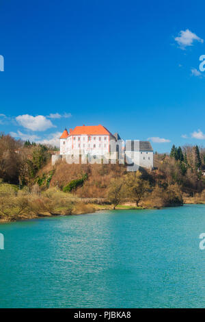 Il castello di Ozalj sopra il fiume Kupa, paesaggio di campagna, Croazia Foto Stock