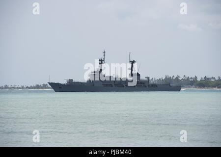 PEARL HARBOR (10 luglio 2018) Il filippino Navy frigate BRP Andres Bonifacio (FF-17) si diparte la base comune Pearl-Harbor per iniziare la fase di mare del cerchio del Pacifico (RIMPAC) Esercizio, luglio 10. Venticinque nazioni, 46 navi, cinque sommergibili, circa 200 aerei, e 25.000 personale partecipano RIMPAC dal 27 giugno al 2 agosto in e intorno alle Isole Hawaii e la California del Sud. Il più grande del mondo marittimo internazionale esercitazione RIMPAC offre una singolare opportunità di formazione promuovendo e sostenendo le relazioni cooperative tra i partecipanti sono fondamentali per garantire la s Foto Stock