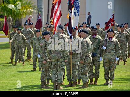 (Da sinistra a destra) Brig. Gen. Dennis P. LeMaster, comandante generale, regionale comando Salute - Pacifico, Col. Maria V. Krueger, il Tripler Army Medical Center (TAMC) comandante in arrivo, comando TAMC Sgt. Il Mag. Abuoh E. Neufville e Col. Andrew M. Barr, TAMC comandante uscente, i membri del partito ufficiale durante un cambio del comando cerimonia, il 10 luglio, condurre il cerimoniale di passaggio dei colori all'ospedale è entrata principale per indicare il trasferimento del comando autorità e responsabilità del comandante uscente al comandante in arrivo. Con il trasferimento dei colori, dell'ospedale giur Foto Stock