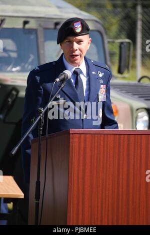 Stati Uniti Air Force Col. J. Brad Reed, comandante della 4° aria supportano operazioni gruppo, offre il suo commento durante il 2d aria supportano operazioni squadrone modifica del comando cerimonia alla caserma di Rose, Vilseck, Germania, il 3 luglio 2018. Lt. Col. Michael Hayek ha assunto il comando dal Lt. Col. David Heinitz e divenne la prima aria Liaison Officer per comandare lo squadrone. Foto Stock