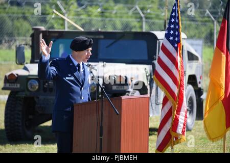 Stati Uniti Air Force Col. J. Brad Reed, comandante della 4° aria supportano operazioni gruppo, offre il suo commento durante il 2d aria supportano operazioni squadrone modifica del comando cerimonia alla caserma di Rose, Vilseck, Germania, il 3 luglio 2018. Lt. Col. Michael Hayek ha assunto il comando dal Lt. Col. David Heinitz e divenne la prima aria Liaison Officer per comandare lo squadrone. Foto Stock