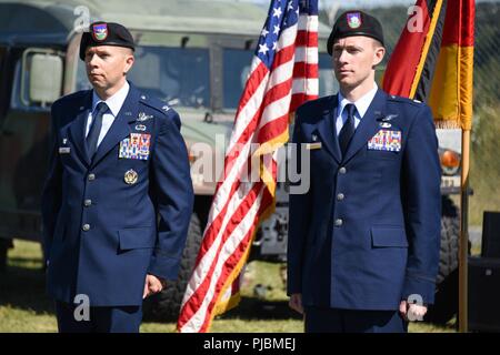 Stati Uniti Air Force Col. J. Brad Reed, sinistra, comandante della 4° aria supportano operazioni di Gruppo e Lt. Col. David Heinitz, comandante uscente della 2d aria supportano operazioni Squadron, stand a attenzione durante un cambio del comando cerimonia alla caserma di Rose, Vilseck, Germania, il 3 luglio 2018. Lt. Col. Michael Hayek ha assunto il comando dal Lt. Col. David Heinitz e divenne la prima aria Liaison Officer per comandare lo squadrone. Foto Stock