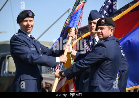 Stati Uniti Air Force Lt. Col. Michael Hayek, destra, assume il comando della 2d aria supportano operazioni squadrone da Col. J. Brad Reed, comandante della 4° aria supportano operazioni gruppo durante un cambio del comando cerimonia alla caserma di Rose, Vilseck, Germania, il 3 luglio 2018. Lt. Col. Michael Hayek ha assunto il comando dal Lt. Col. David Heinitz e divenne la prima aria Liaison Officer per comandare lo squadrone. Foto Stock