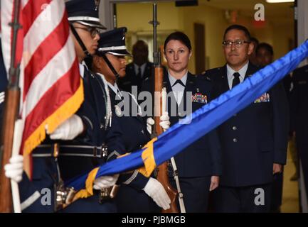 Stati Uniti Air Force Col. Beatrice Dolihite, 81st Medical Group commander, e il tenente Col. Ryan Mihata, incoming 81st operazioni chirurgiche comandante dello squadrone, stand presso l'attenzione durante la 81st MSGS assunzione del comando cerimonia di Keesler Medical Center su Keesler Air Force Base, Mississippi, Luglio 2, 2018. Mihata ha assunto il comando con il passaggio di un guidon, che è un simbolo di cerimoniale di scambiare il comando da un comandante di un'altra. Foto Stock