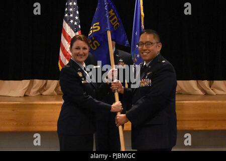 Stati Uniti Air Force Col. Beatrice Dolihite, 81st Medical Group commander, passa la 81st operazioni chirurgiche Squadron guidon di Lt. Col. Ryan Mihata, 81st MSGS commander, durante la 81st MSGS assunzione del comando cerimonia di Keesler Medical Center su Keesler Air Force Base, Mississippi, Luglio 2, 2018. Il passaggio del guidon è un simbolo di cerimoniale di scambiare il comando da un comandante di un'altra. Foto Stock