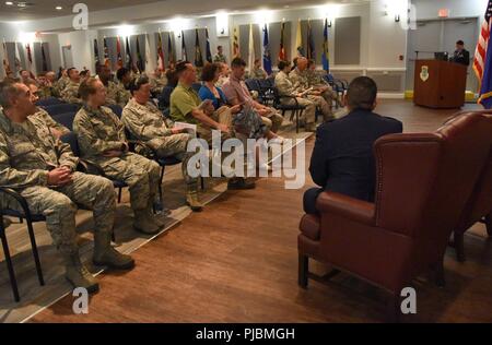 Stati Uniti Air Force Col. Beatrice Dolihite, 81st Medical Group commander, offre commento durante la 81st operazioni chirurgiche Squadron assunzione del comando cerimonia di Keesler Medical Center su Keesler Air Force Base, Mississippi, Luglio 2, 2018. Lt. Col. Ryan Mihata, incoming 81st MSGS commander, ha assunto il comando accettando il guidon da Dolihite durante la cerimonia. Foto Stock